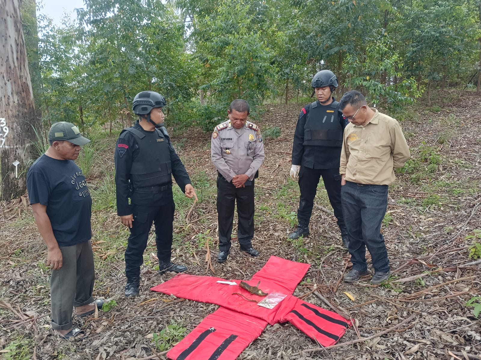 Penjinak Bom Poldasu Disposal Peledak Jenis Proyektil M 170 dari Lokasi Gereja Katholik Santo Padua Tiga Dolok