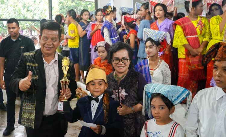 Bupati Simalungun dan Ketua TP PKK Hadiri Festival Seni Dan Budaya di Raya Kahean