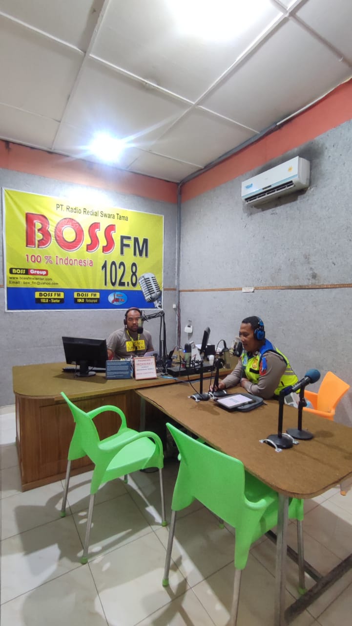 Kasatgas 2 (Preemtif) dan Subsatgas Binluh Dialog InteraktifdI Radio BOSS FM 