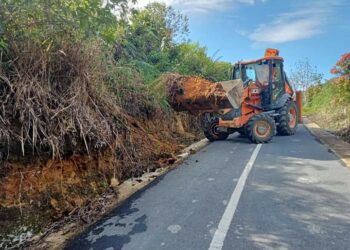 BPBD Pakpak Bharat Turunkan Alat Berat Bersihkan Material Longsor di Desan Aornakan