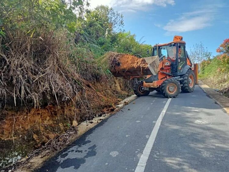BPBD Pakpak Bharat Turunkan Alat Berat Bersihkan Material Longsor di Desan Aornakan