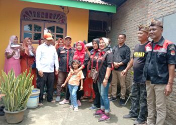 Indah Berbagi, KRNS dan GRANAT Pasang Listrik Gratis Untuk Warga Kurang Mampu Di Bahal Batu