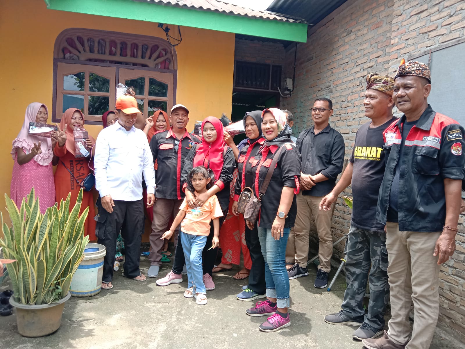 Indah Berbagi, KRNS dan GRANAT Pasang Listrik Gratis Untuk Warga Kurang Mampu Di Bahal Batu