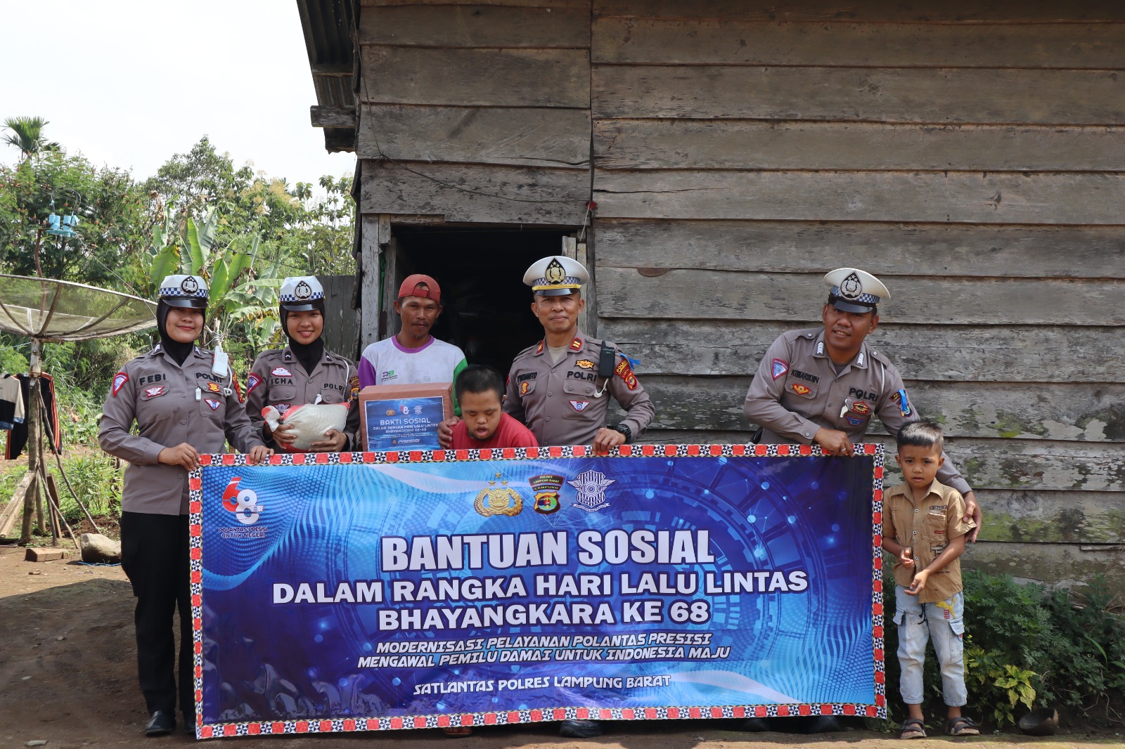 Hari Lantas Bhayangkara ke-68, Polres Lambar Bagikan Bansos