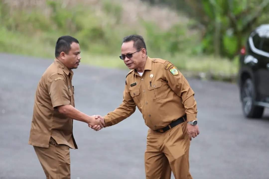 Sekda Pakpak Bharat Pimpin Apel Pagi di Dinas Ketahanan Pangan dan Pertanian