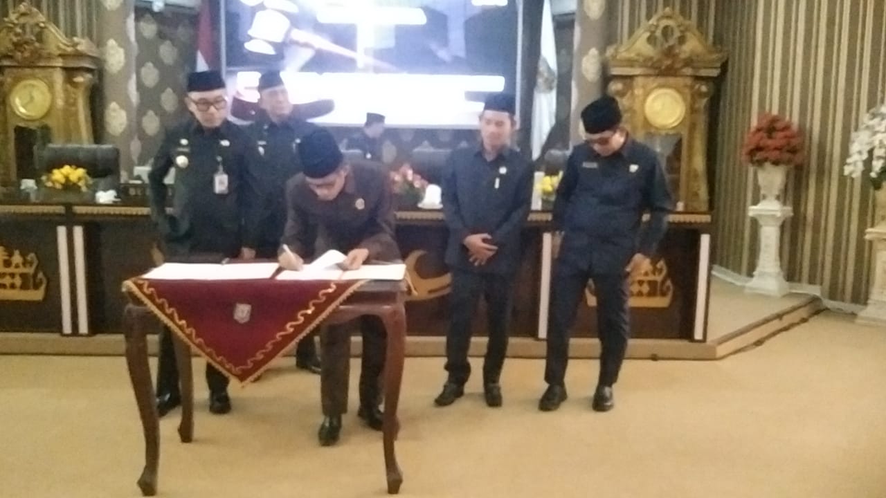 Bupati H Raden Adipati Surya dan Wakil Bupati Hadiri Pengesahan Raperda Tentang Perubahan APBD TA 2023