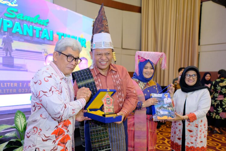Wali Kota dan Ketua Dekranasda Hadiri Pisah Sambut Danrem 022/Pantai Timur 