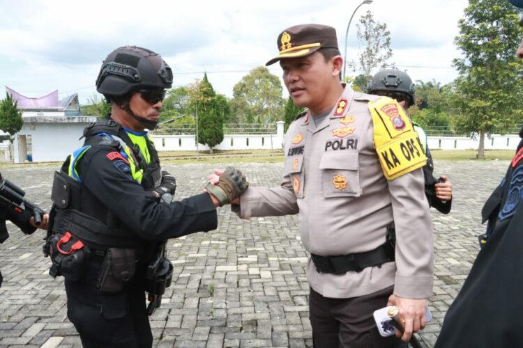 Kapolres Simalungun, AKBP Ronald FC Sipayung menerima personel BKO Samapta dan Brimob Polda Sumatera Utara