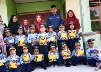 Tahun Kelima, Pekon Batu Kebayan Kembali Bagikan Seragam Sekolah Gratis untuk PAUD