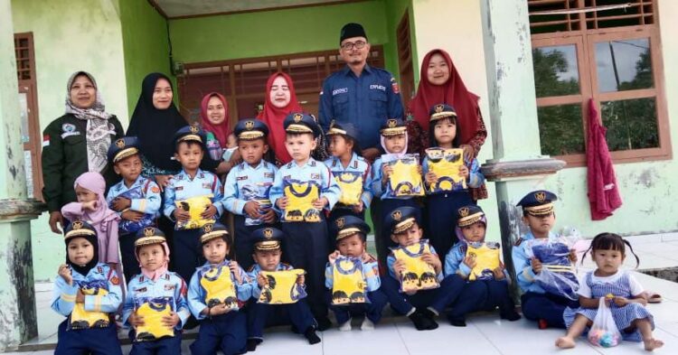 Tahun Kelima, Pekon Batu Kebayan Kembali Bagikan Seragam Sekolah Gratis untuk PAUD