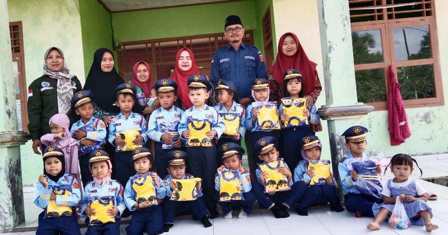 Tahun Kelima, Pekon Batu Kebayan Kembali Bagikan Seragam Sekolah Gratis untuk PAUD