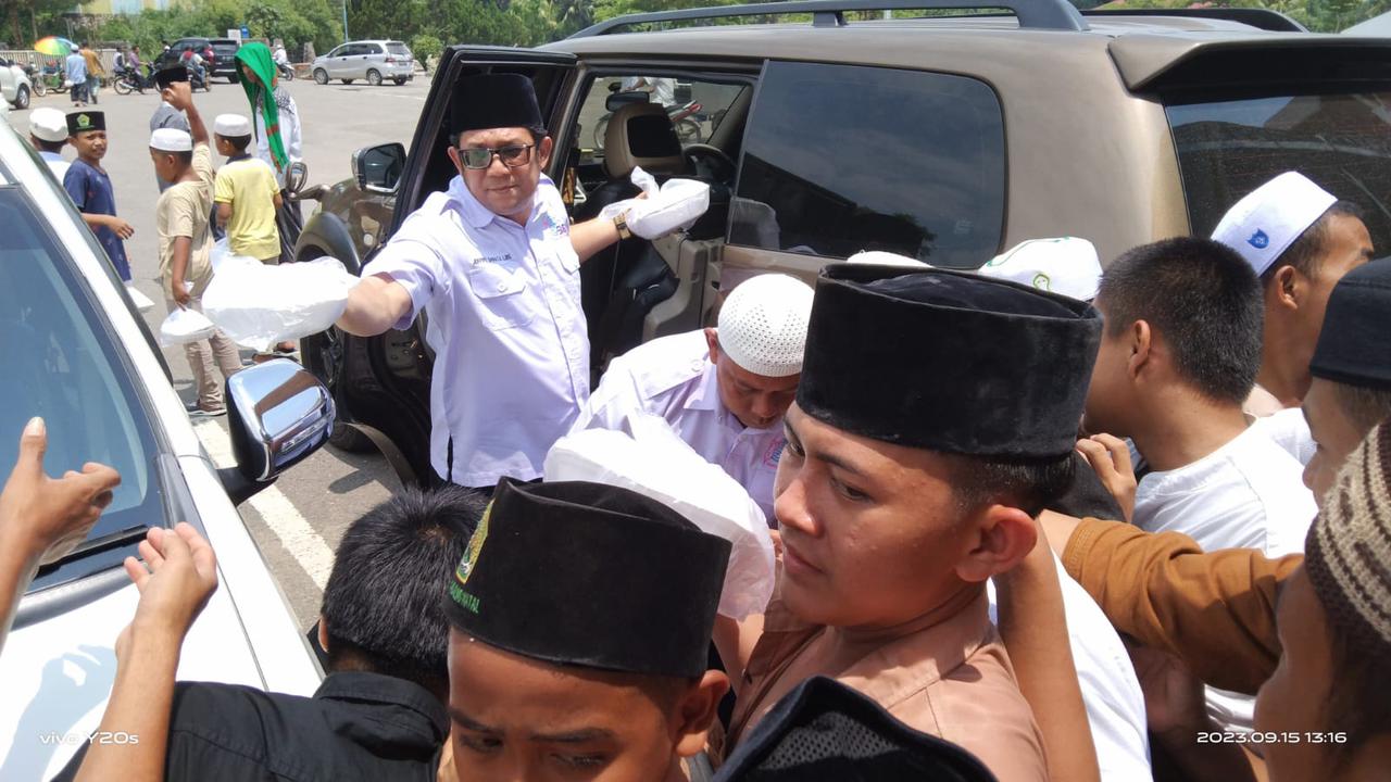 Setahun SMSI Madina, Pengurus Bagikan Nasi Kotak Usai Jum'atan