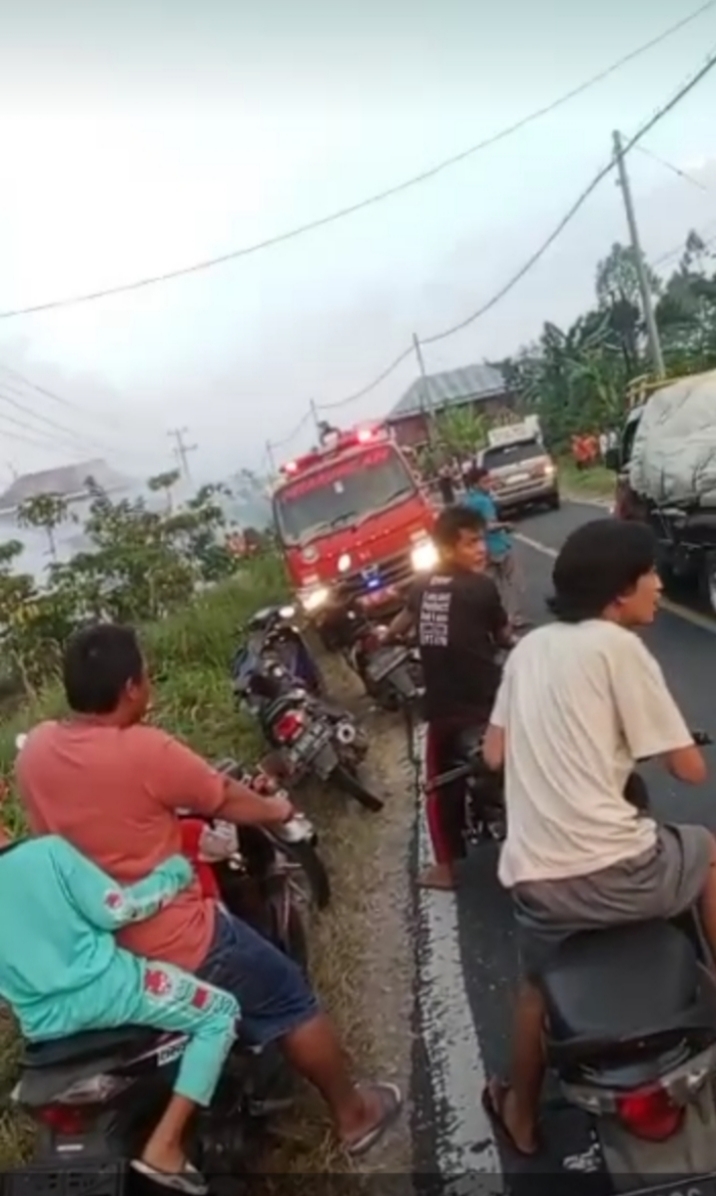 Warga Heboh, Tumpukan Sampah di Canggu Kotabesi Batu Brak Terbakar 