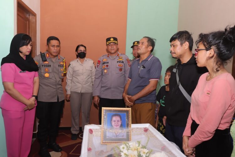 Kapolres Pematang Siantar Melayat Ke Rumah Duka Personil ASN Sidokes Kapolres Pematang Siantar Melayat Ke Rumah Duka Personil ASN Sidokes