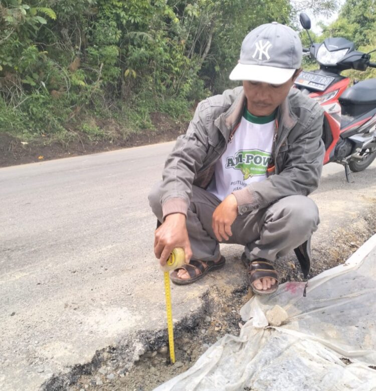 Peningkatan Ruas Jalan Provinsi Jurusan Saranpadang - Seribudolok Diduga Tak Sesuai Volume Spesifikasi RAB Peningkatan Ruas Jalan Provinsi Jurusan Saranpadang - Seribudolok Diduga Tak Sesuai Volume Spesifikasi RAB