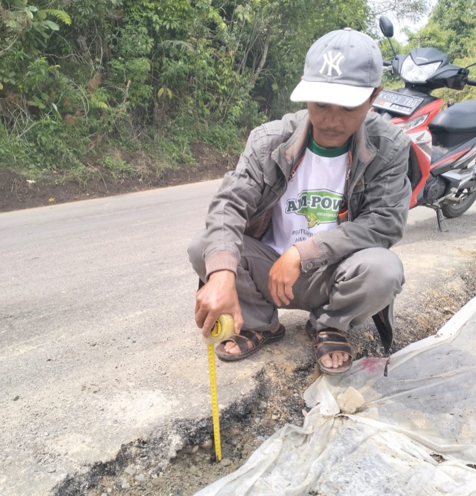 Peningkatan Ruas Jalan Provinsi Jurusan Saranpadang - Seribudolok Diduga Tak Sesuai Volume Spesifikasi RAB Peningkatan Ruas Jalan Provinsi Jurusan Saranpadang - Seribudolok Diduga Tak Sesuai Volume Spesifikasi RAB