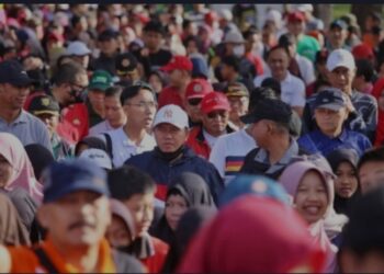 PJ Bupati Drs Nukman Lepas Peserta Jalan Sehat Dalam Rangka Memperingati HUT Lambar