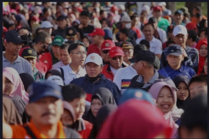 PJ Bupati Drs Nukman Lepas Peserta Jalan Sehat Dalam Rangka Memperingati HUT Lambar