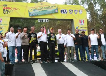 Kapolres Simalungun Mewakili Kapolda Sumut Serahkan Tropy Kemenangan FIA APRC ASIA 2023 - Danau Toba Rally 2023