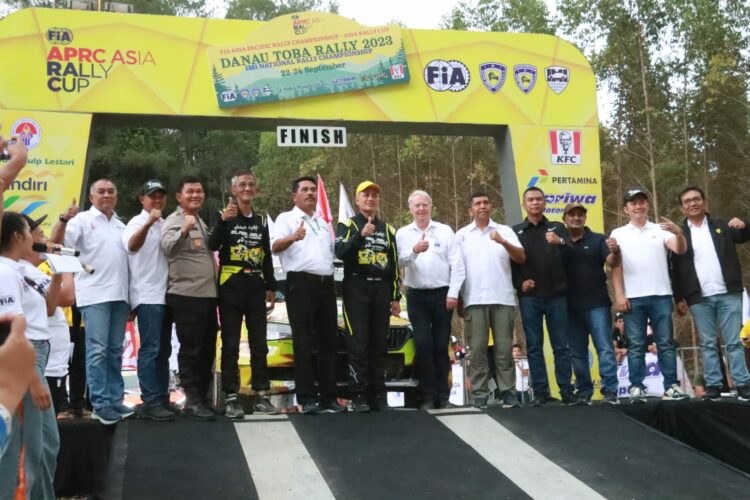 Kapolres Simalungun Mewakili Kapolda Sumut Serahkan Tropy Kemenangan FIA APRC ASIA 2023 - Danau Toba Rally 2023