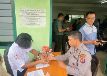 Sambut HUT TNI Ke-78, Personil Polres Siantar Ikut Donor Darah di Aula Koramil Model 08