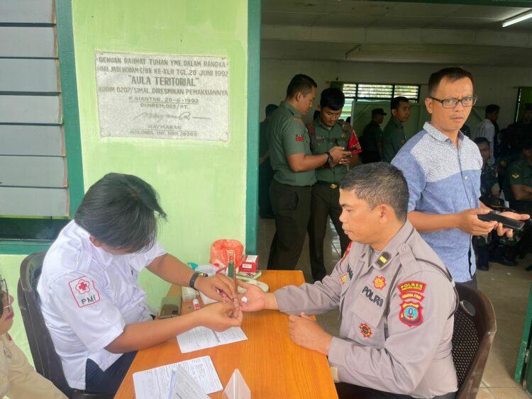 Sambut HUT TNI Ke-78, Personil Polres Siantar Ikut Donor Darah di Aula Koramil Model 08