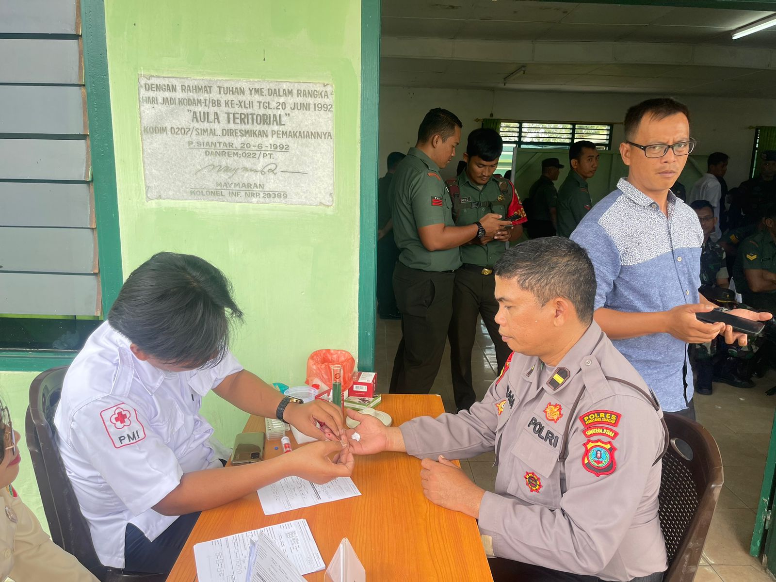 Sambut HUT TNI Ke-78, Personil Polres Siantar Ikut Donor Darah di Aula Koramil Model 08 Sambut HUT TNI Ke-78, Personil Polres Siantar Ikut Donor Darah di Aula Koramil Model 08