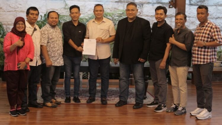 Dikukuhkan, Ketua Umum Teguh Santosa Serahkan SK Pengcap JMSI Simalungun