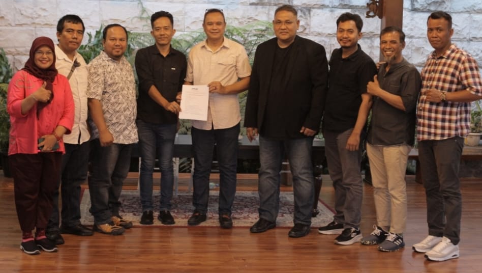 Dikukuhkan, Ketua Umum Teguh Santosa Serahkan SK Pengcap JMSI Simalungun