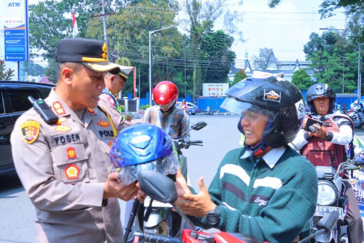 Kapolres AKBP Yogen Heroes Baruno Bagikan Helm Gratis Bagi Masyarakat Yang Taat Berlalu Lintas