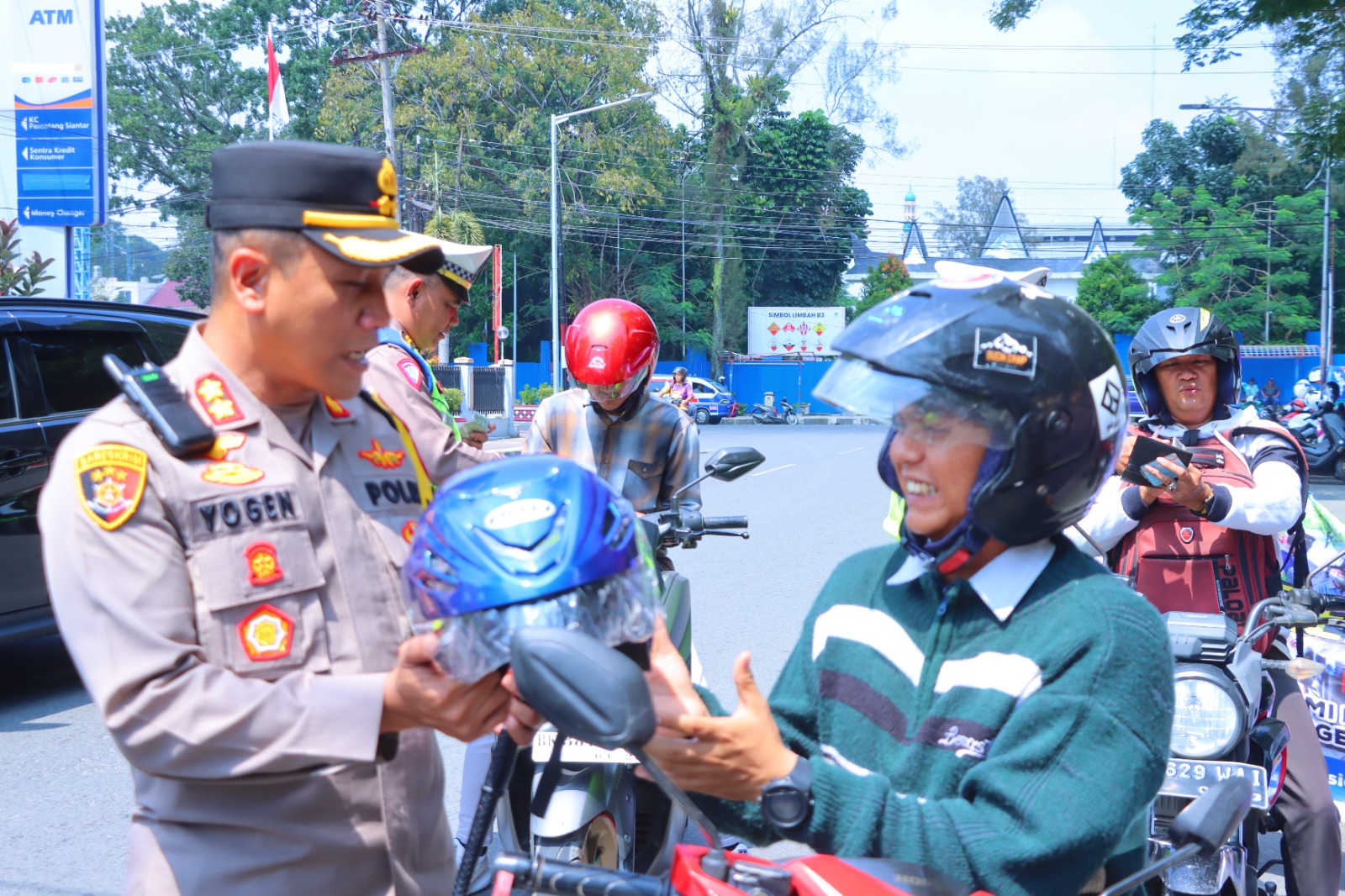 Kapolres AKBP Yogen Heroes Baruno Bagikan Helm Gratis Bagi Masyarakat Yang Taat Berlalu Lintas
