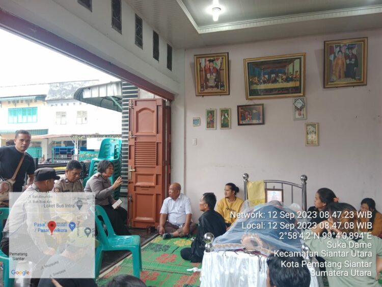 Kapolsek Siantar Utara AKP Herlina D. Damanik, SH sambangi rumah warga yang berduka