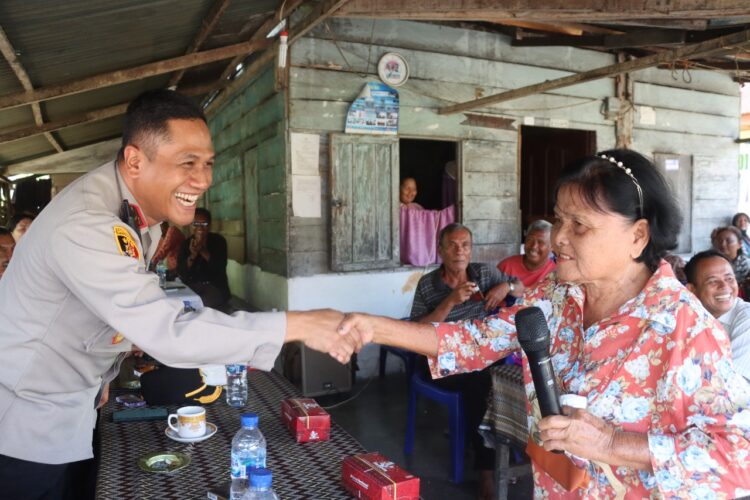 Kapolres Pematang Siantar AKBP Yogen Heroes Baruno SH SIK melaksanakan Curhat Kamtibmas Kopi Siantar Man