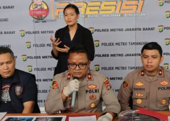 Kapolsek Metro Tamansari Kompol Adhi Wananda memberikan keterangan pers
