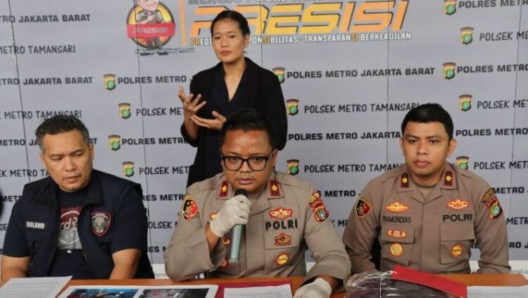 Kapolsek Metro Tamansari Kompol Adhi Wananda memberikan keterangan pers
