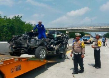 Mobil Toyota Inova hitam dengan nomor polisi BK 1371 UN yang Dievakuasi dari Jalan Tol
