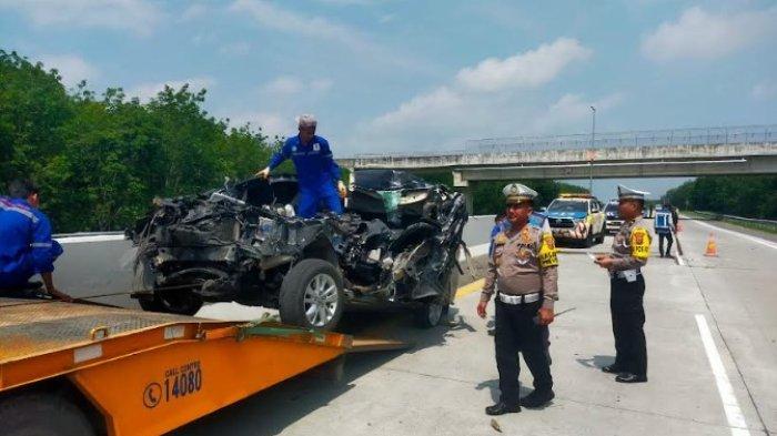 Mobil Toyota Inova hitam dengan nomor polisi BK 1371 UN yang Dievakuasi dari Jalan Tol