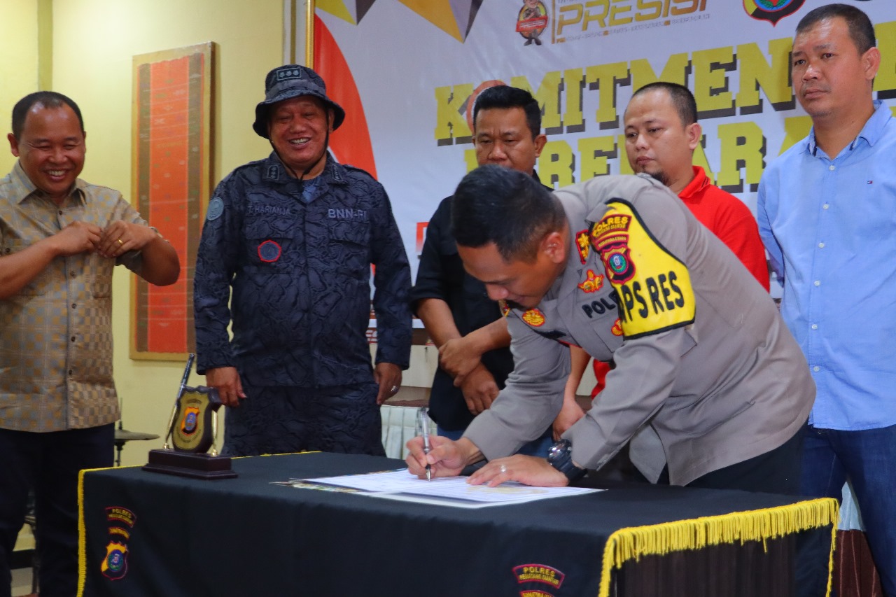 Kapolres Pematang Siantar AKBP Yogen Heroes Baruno SH SIK pimpin pelaksanaan penandatanganan naskah komitmen Bersama Tolak Peredaran Narkoba di THM