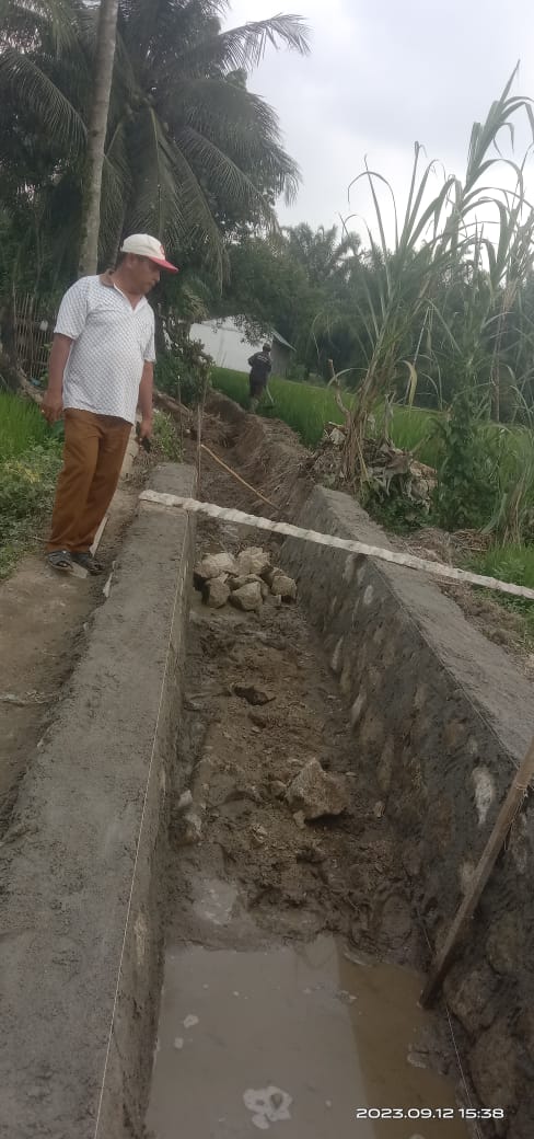 Pangulu Nagori Maligas Tongah, Barlian Sinaga, Rela Rogoh Saku Untuk Pembangunan Tanah Kelahiran Pembangunan Paret Pasangan