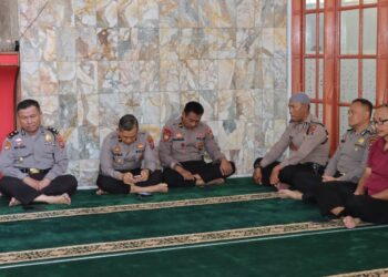 Personil Polres Siantar saat ibadah di Masjid Safarul Qadri