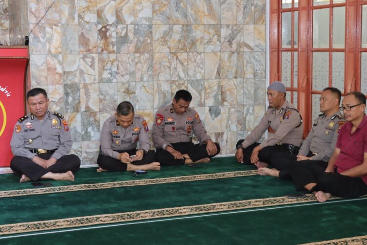 Personil Polres Siantar saat ibadah di Masjid Safarul Qadri