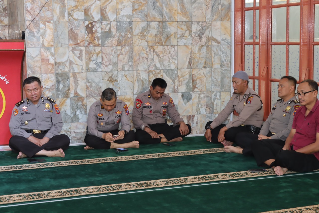 Personil Polres Siantar saat ibadah di Masjid Safarul Qadri