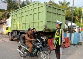 Petugas Satlantas Poles Batu Bara saat Ops Zebra Toba 2023 (int)