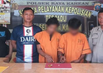 Kedua Tersangka dan Barang Bukti yang Diamankan Polisi