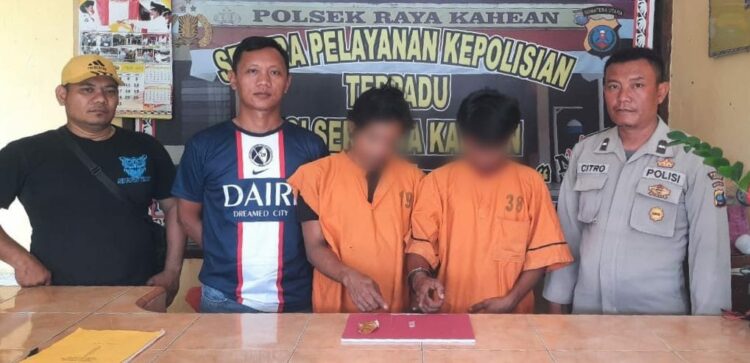 Kedua Tersangka dan Barang Bukti yang Diamankan Polisi
