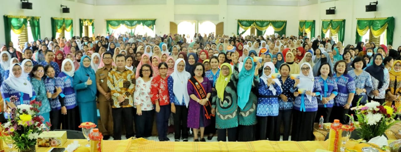 Horeee, Sebanyak 1,256 Guru PAUD Se-Kabupaten Simalungun Terima Insentif Bunda PAUD Simalungun Ny Ratnawaty Radiapoh Hasiholan Sinaga Foto bersama Guru PAUD