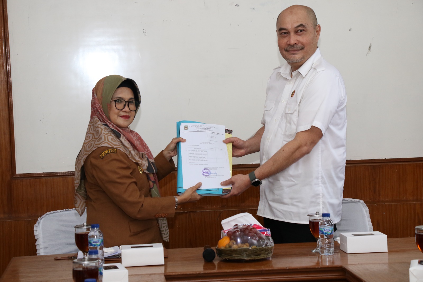 dr Susanti Serahkan SK Wali Kota Siantar ke BPN tentang Penetapan Lokasi Pembangunan Jalan Lingkar Luar Barat dr Susanti Dewayani SpA menyampaikan SK Wali Kota Pematang Siantar ke BPN