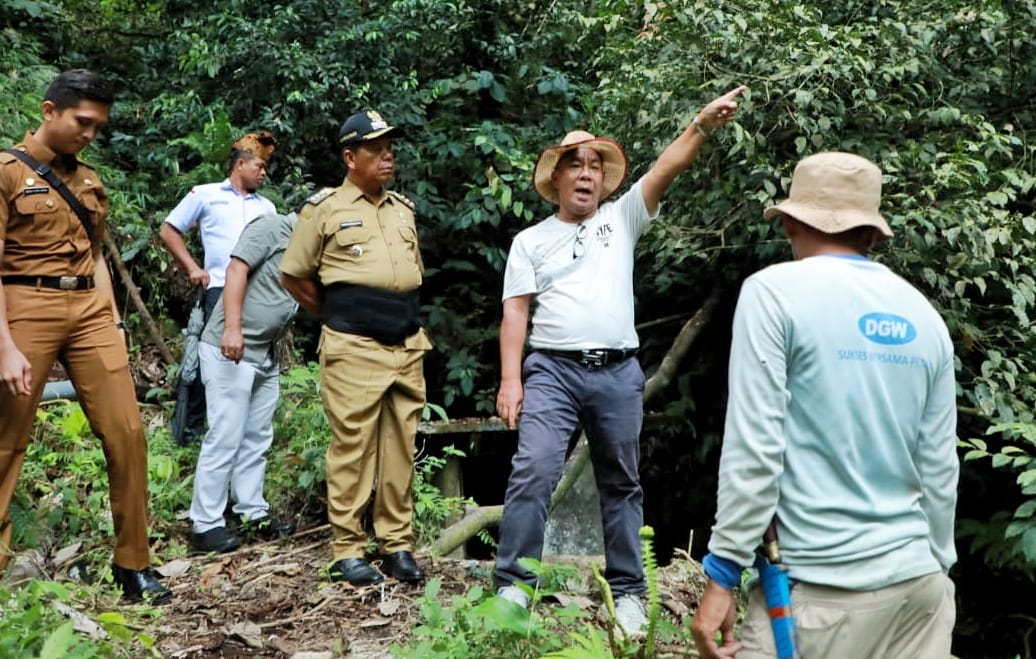 Bupati Simalungun Nikmati Kesegaran Sumber Mata Air di Kecamatan Dolok Masagal Bupati Simalungun meninjau sumber mata air di Nagori Pamatang Sinaman Kecamatan Dolok Masagal Kabupaten Simalungun