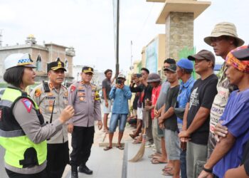 Kapolres Pematang Siantar AKBP Yogen Heroes Baruno SH, SIK melaksanakan kegiatan membagikan sembako
