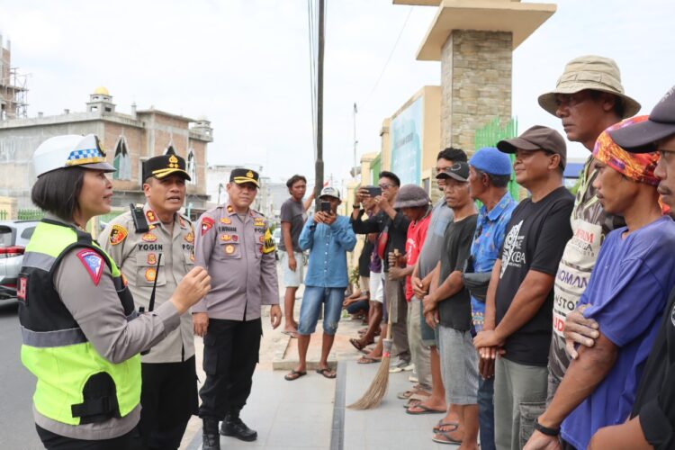 Kapolres Pematang Siantar AKBP Yogen Heroes Baruno SH, SIK melaksanakan kegiatan membagikan sembako